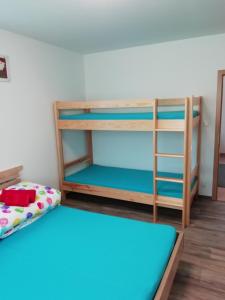 ein Etagenbett in einem Zimmer mit einem Etagenbett in der Unterkunft PARADISE4you in Tatobity