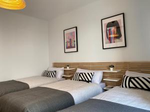 מיטה או מיטות בחדר ב-Apartments Sant Lluis CENTER, 2 min walk from the sea