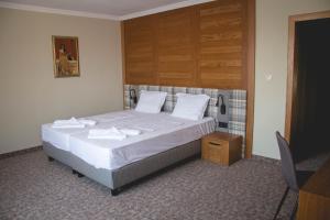 Postel nebo postele na pokoji v ubytování Prince Cyril Hotel