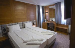 Postel nebo postele na pokoji v ubytování Prince Cyril Hotel