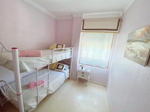 Apartamento de 3 habitaciones espacioso, muy tranquilo y cerca del mar客房内的一张或多张床位