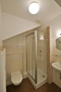 a bathroom with a shower and a toilet and a sink at Townside Hostel Bremen in Bremen