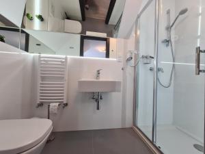クロシチェンコにあるSłoneczny Stokのバスルーム(トイレ、洗面台、シャワー付)