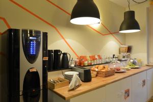 
a kitchen with a counter top and a refrigerator at Townside Hostel Bremen in Bremen
