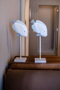 ein Tisch mit zwei Figuren eines Fisches darauf in der Unterkunft MainStreet, VintageGroup in Espinho