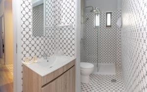 ein Badezimmer mit Waschbecken, Toilette und Dusche in der Unterkunft MainStreet, VintageGroup in Espinho + 22 Fotos