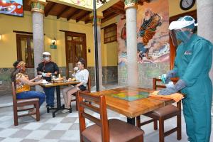 un grupo de personas sentadas en una mesa en un restaurante en Hotel La Basílica Quito, en Quito