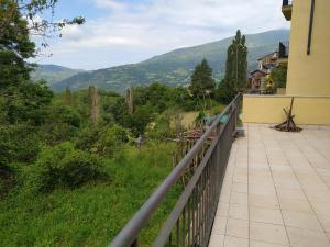 a balcony with a view of a mountain at Magnífic apartament de muntanya amb encant a la Vall Fosca. Tranquil.litat i natura. Bones excursións. in Monrós