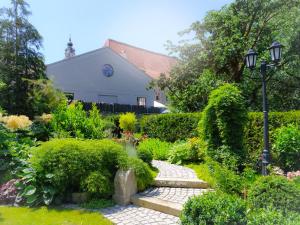 un jardín con una pasarela frente a una casa en Wellness Pension Ametyst, en Český Krumlov