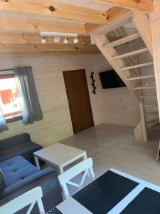 ein Wohnzimmer mit Sofa und Tisch in der Unterkunft Del sol in Pogorzelica