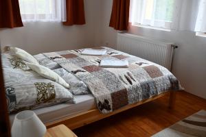 エゲルサロークにあるVilla Irisのベッド(毛布、枕付)