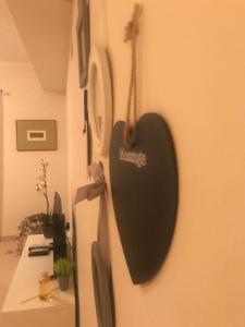 een hart hangend aan een muur in een kamer bij Cabanas Apartment in Tavira