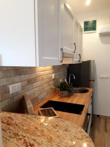 Kuchyňa alebo kuchynka v ubytovaní Old Town Sea Front M&M Apartment Korčula