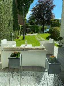 a patio with a table and chairs and a garden at Villa Bianca in Como
