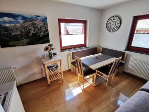ein Esszimmer mit einem Tisch und Stühlen in einem Zimmer in der Unterkunft Apartma NEVA in Bohinj