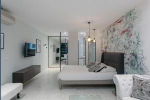 una camera con letto e divano di Village Naturiste - Le Diamond X Héliopolis Luxe a Cap d'Agde