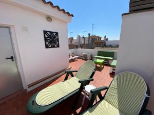 Balkón nebo terasa v ubytování Amazing 2 bedroom Apartment with big sun terrace Sitges centre beach