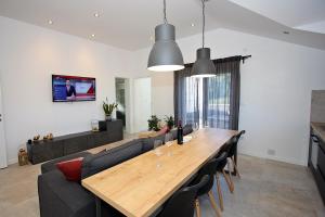a dining room with a long table and chairs at Apartman Gajka in Supetar