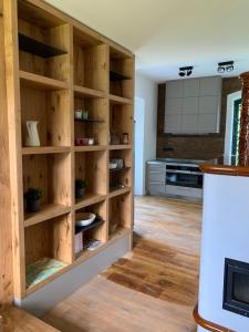 eine Küche mit Holzregalen in einem Zimmer in der Unterkunft Statek Topelec Apartman II in Písek