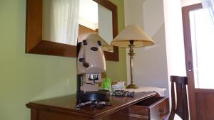 eine Kaffeemaschine auf dem Tisch in der Unterkunft CATANIA - Historic B&B Apartments Home in Chiaramonte Gulfi