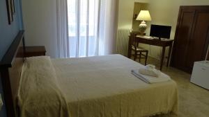 sypialnia z łóżkiem i biurkiem z komputerem w obiekcie CATANIA - Historic B&B Apartments Home w mieście Chiaramonte Gulfi