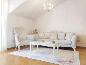 uma sala de estar com um sofá e uma mesa de centro em Adria Apartments and Rooms em Dubrovnik