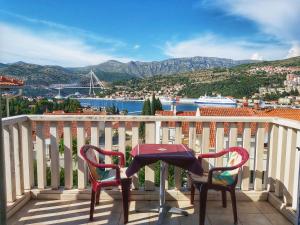 een tafel en 2 stoelen op een balkon met uitzicht bij Adria Apartments and Rooms in Dubrovnik