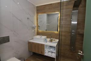 A bathroom at Lakones Deluxe Suites A
