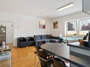 una sala de estar con un sofá y una mesa en Apartment Innsbruck near Bergisel Ski Jump, en Innsbruck