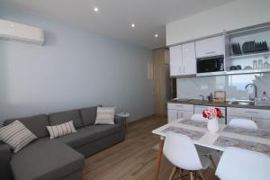 Kuchyň nebo kuchyňský kout v ubytování Lakones Deluxe Suites A