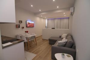 TV a/nebo společenská místnost v ubytování Lakones Deluxe Suites A