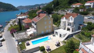 una vista aérea de una casa con piscina en Apartments Pralas en Mokošica