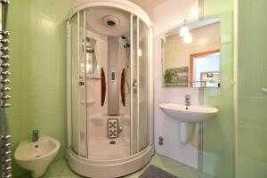 een badkamer met wastafel, douche en toilet bij BLOCK APARTMENT PARK with private garage parking in Zagreb +12 foto's