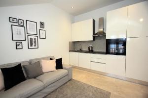 ein Wohnzimmer mit Couch und Küche in der Unterkunft Apartman Ivana in Supetar