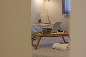 ein Zimmer mit einem Tisch mit einem Bett und einem Schreibtisch mit einem Stuhl in der Unterkunft Apartman Ivana in Supetar
