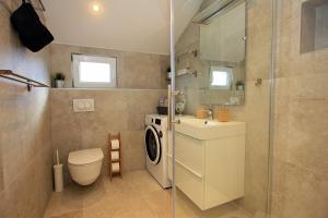 ein Badezimmer mit Toilette, Waschbecken und Dusche in der Unterkunft Apartman Ivana in Supetar + 27 Fotos