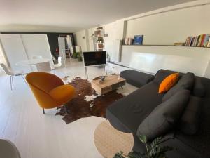 een woonkamer met een bank en een tafel bij Leen & Bruno's NamaStay in Grez-Doiceau