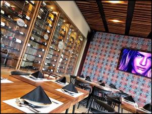 a dining room with tables and chairs and a tv at Hotel Rio Tequisquiapan in Tequisquiapan