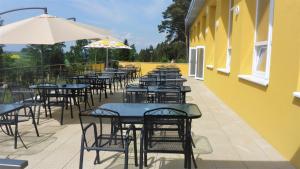 Reštaurácia alebo iné gastronomické zariadenie v ubytovaní Resort Erich