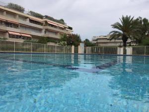 a large swimming pool in front of a building at BRIGITTE Studio centre Saint Tropez parking piscine wifi vue mer in Saint-Tropez