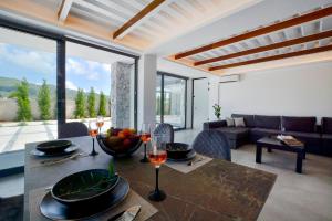 ein Wohnzimmer mit einem Tisch und einem Sofa in der Unterkunft Villa Flamingo - 4 bedrooms - Private Pool - Next to renowned Issos Beach & Lake Korission in Línia