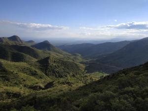 una vista di una valle tra le montagne di Apartamento rural en Gátova a Gátova