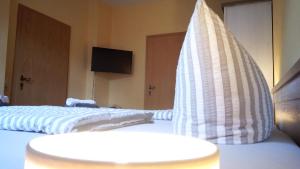 A bed or beds in a room at Gasthof Zur Rose