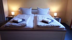 ein Schlafzimmer mit 2 Betten und Handtüchern darauf in der Unterkunft Gasthof Zur Rose in Weimar