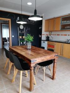 ペニシェにある4 Elements Apartmentの木製テーブル付きのキッチン(椅子付)