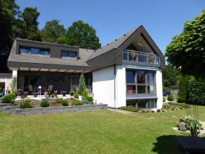 een huis met een gazon ervoor bij ferienwohnung-land in Sankt Ingbert