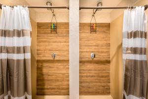 a bathroom with a wooden wall with two baskets at Casa Kanabri Hostal Boutique in Mexico City