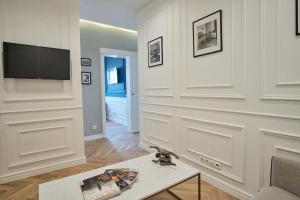 uma sala de estar com uma televisão de ecrã plano na parede em Luxurious Alfama Riverview em Lisboa