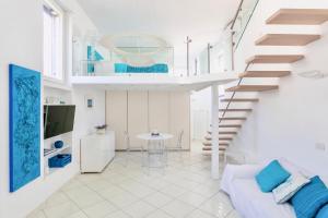 - un salon avec un escalier et un canapé dans l'établissement Rooftop Luxury Suite by CapriRooms, à Capri