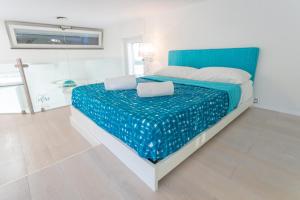 - une chambre avec un grand lit et une couette bleue dans l'établissement Rooftop Luxury Suite by CapriRooms, à Capri